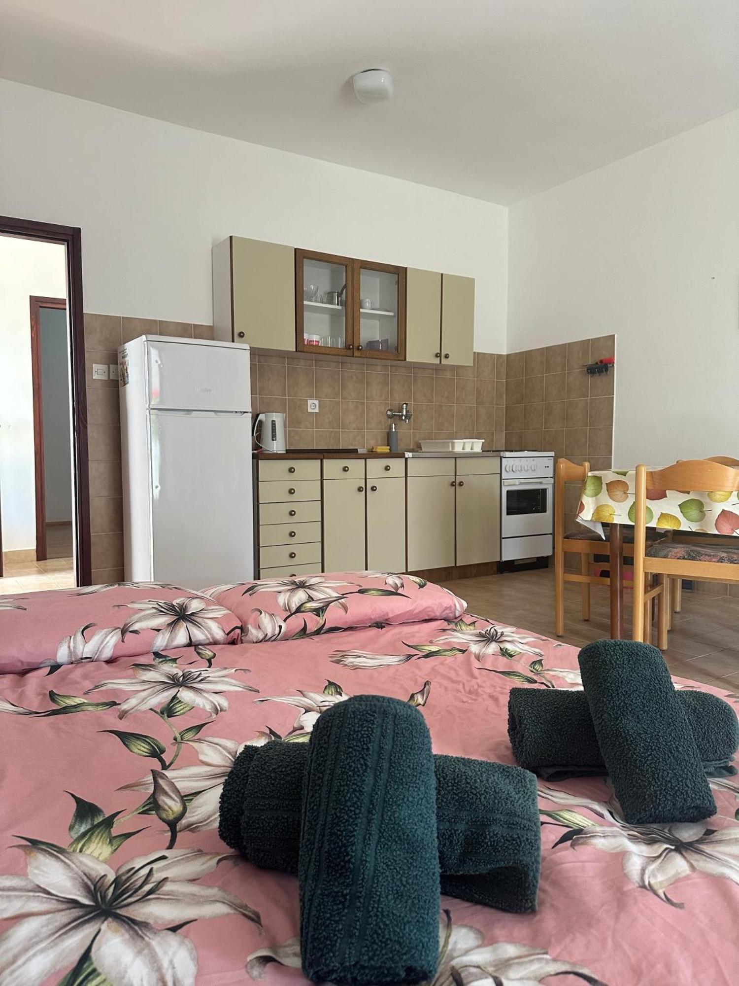Apartmani Marko Novalja Exterior photo